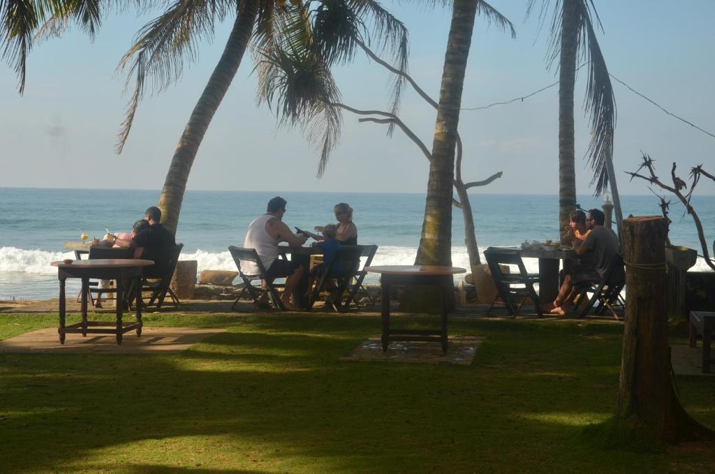 Time N Tide Beach Resort Hikkaduwa Exterior photo